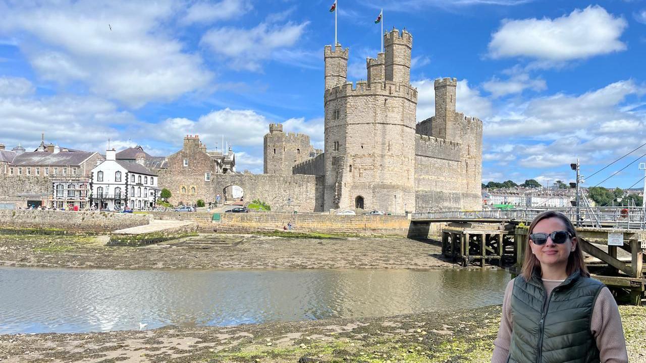 Patricia o flaen castell Caernarfon