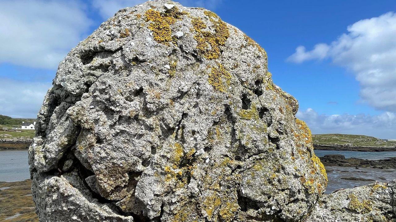 Ceann na h-ìomhaigh shnaidhte a th' ann 's e air crìonadh gu mòr