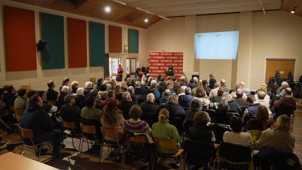 Roedd oddeutu cant yn bresennol yn y cyfarfod yng Nghlantwymyn nos Fawrth