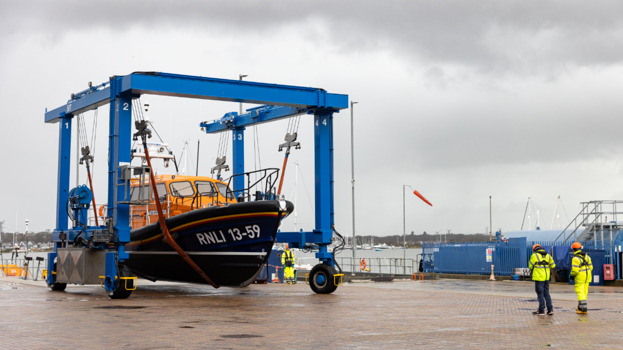 Bàta-teasairginn ùr Phort Rìgh ga cur air bhog ann am Poole