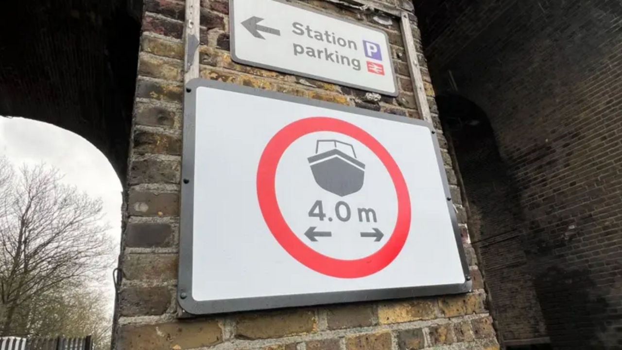 Sign showing a 4m width and boat