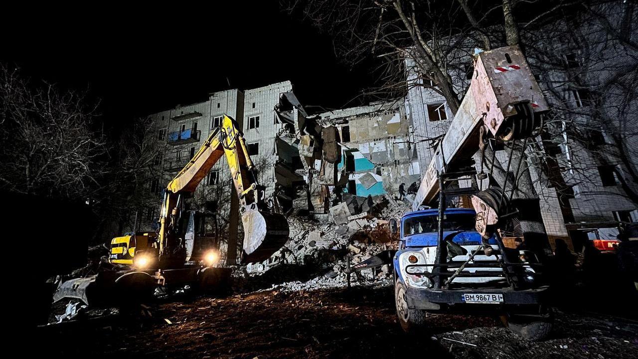 A building and car destroyed by a strike in Sumy.