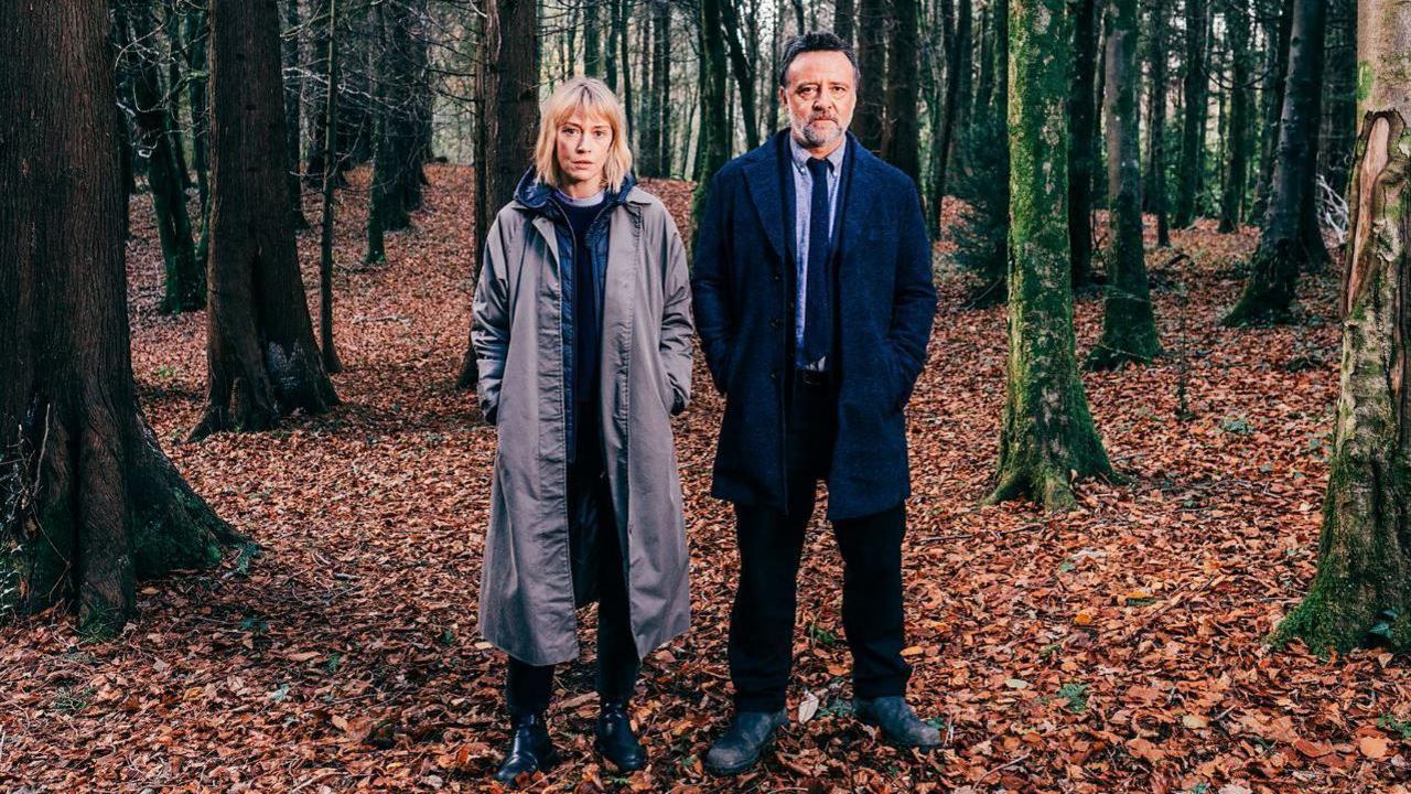 Elen Rhys a Richard Harrington yn y gyfres Cleddau