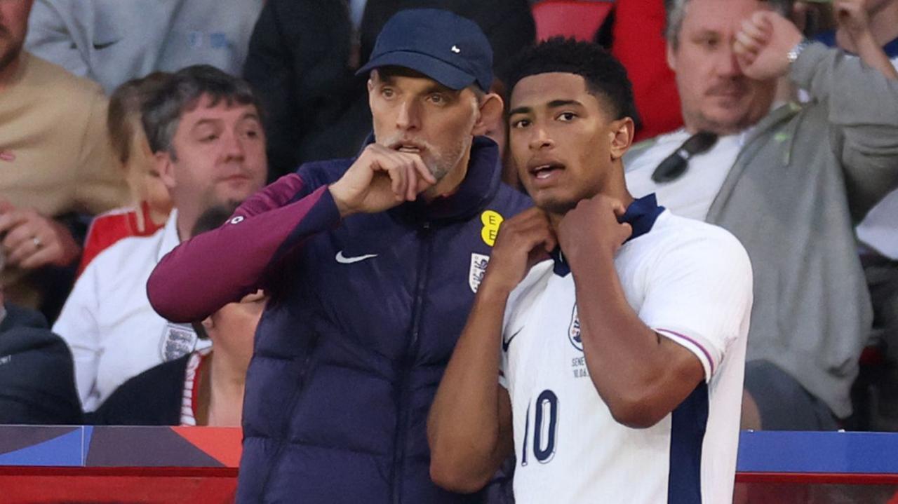 Thomas Tuchel, Head Coach of England, speaks to Jude Bellingham
