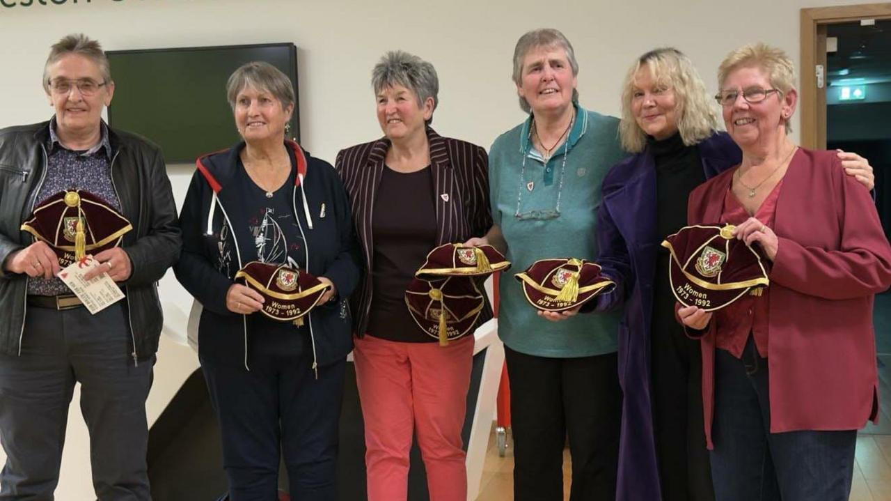 Mai Griffith ac aelodau Prestatyn Ladies yn derbyn capiau yn ddiweddar