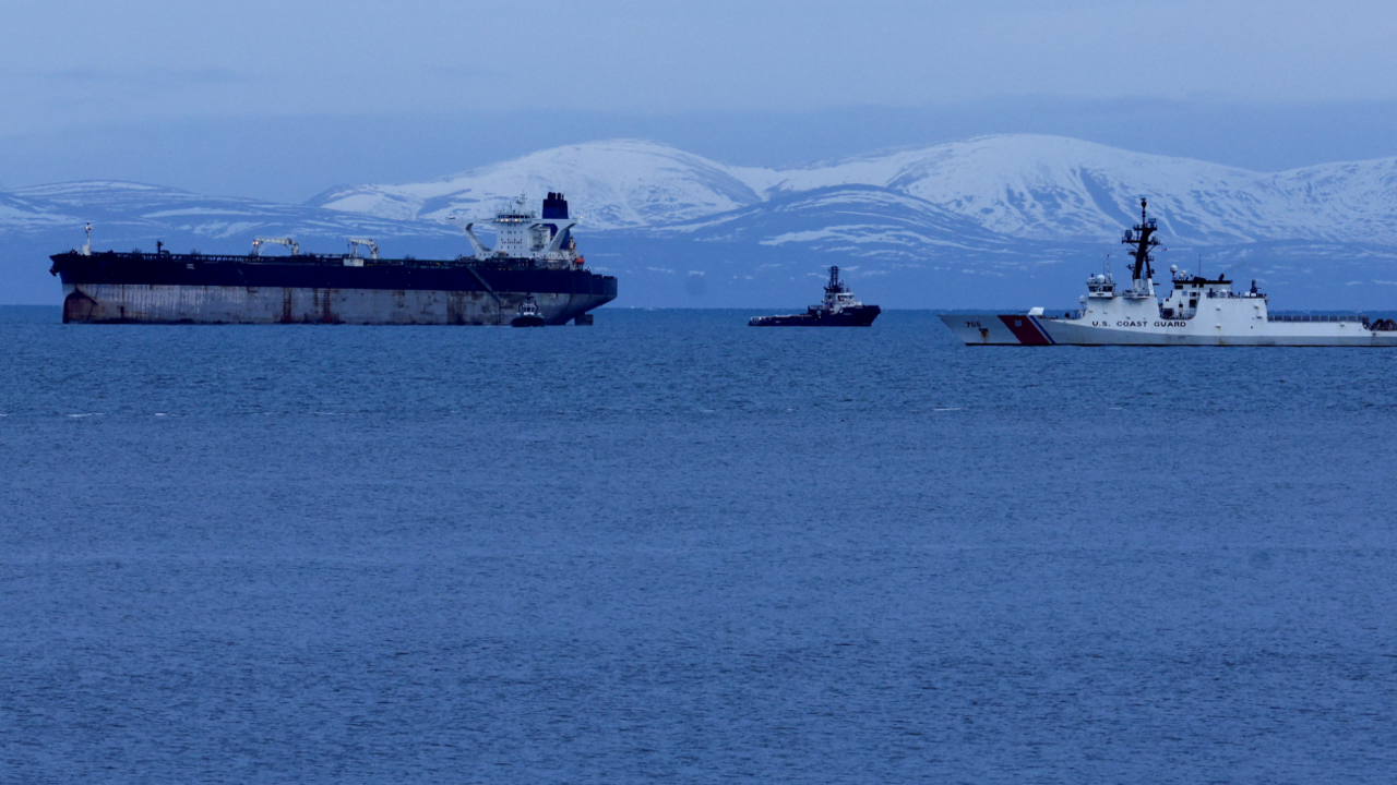 Am Marinera air acair an Linne Mhoireibh le bàta Mhaoir-chladaich nan Stàitean Aonaichte ri a taobh