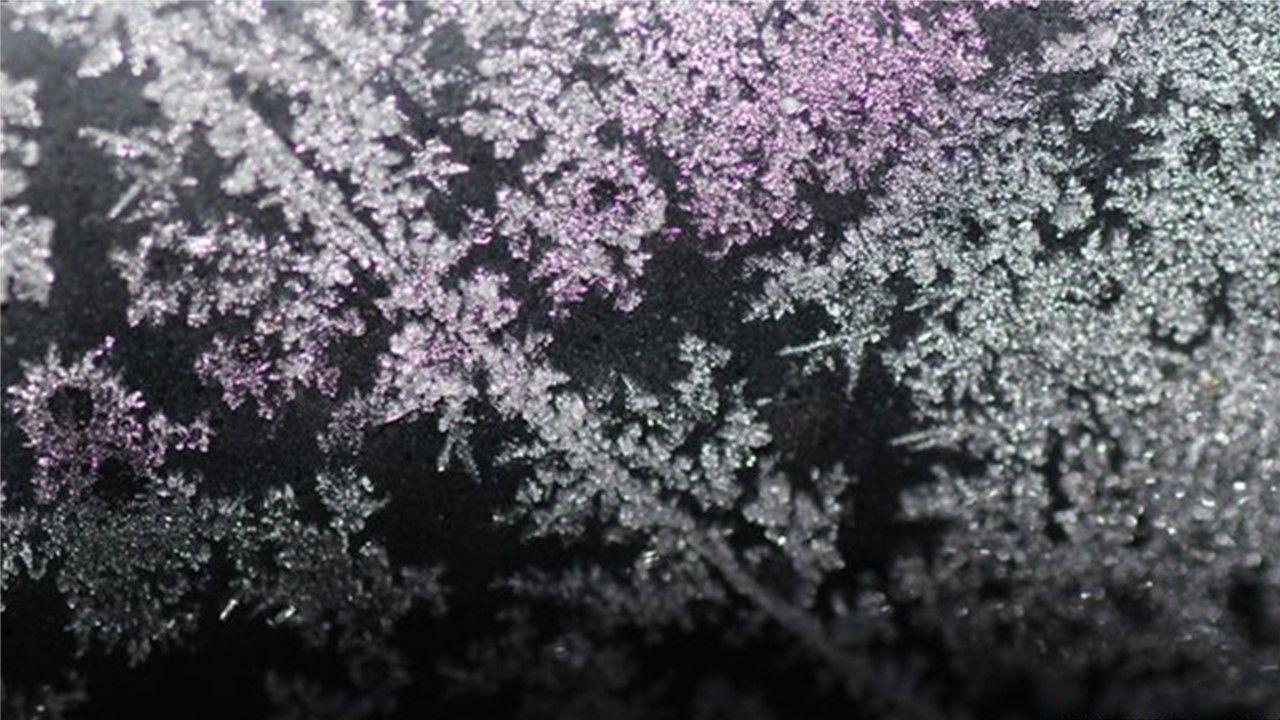 Snowflake patterns on a car windscreen 