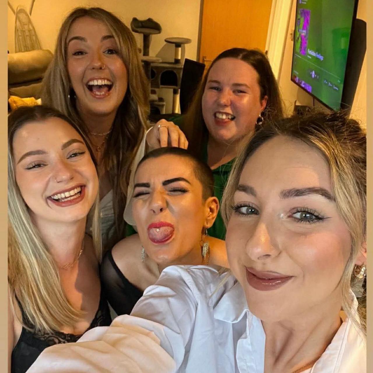 Sophie Morgan gyda'i ffrindiau