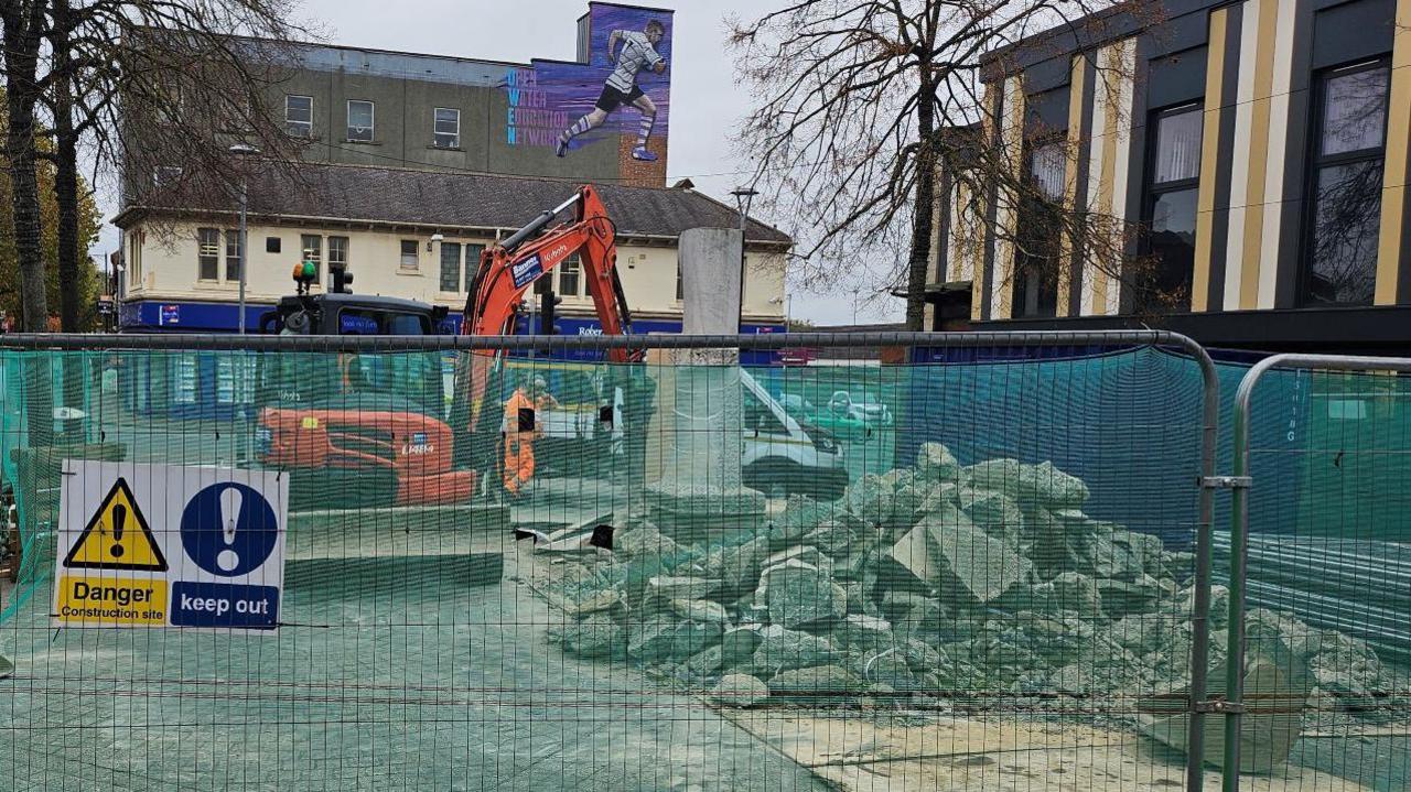 Water Head sculpture being moved to outside the Arc Cinema, near Beeston Square tram stop, Nottinghamshire