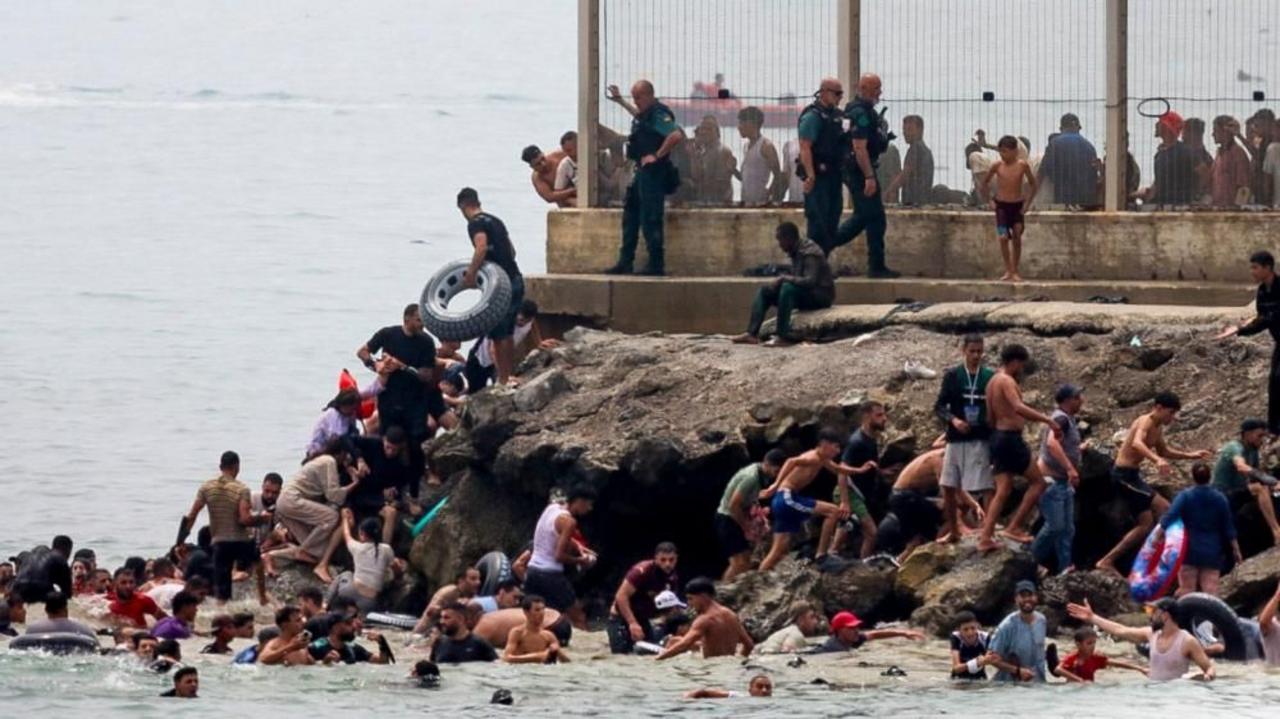 EU calls emergency meeting to discuss Ceuta migrant crossings — image supplied by BBC News's feed