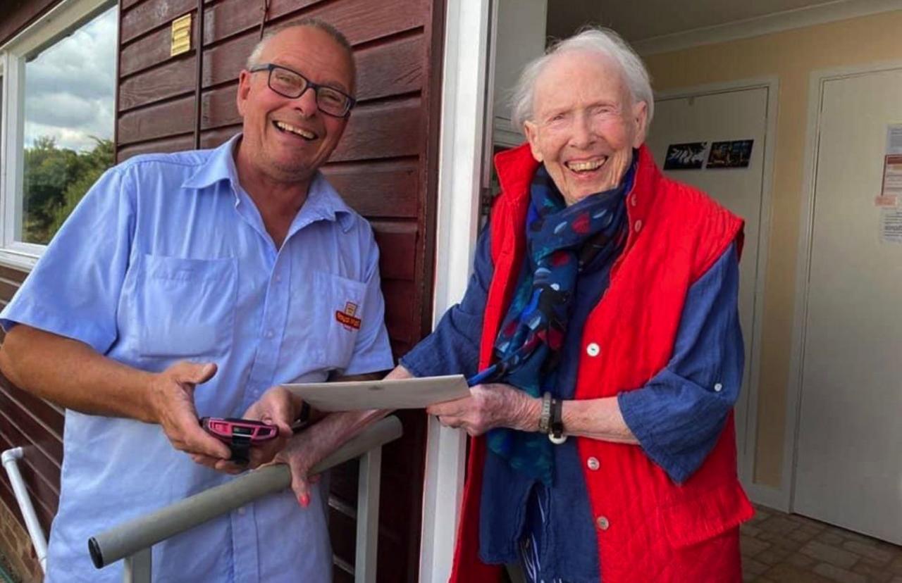 Gwendolyn Hoare receiving a birthday card