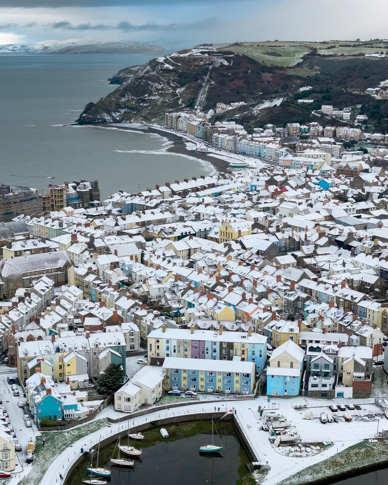 Aberystwyth o'r awyr dan eira