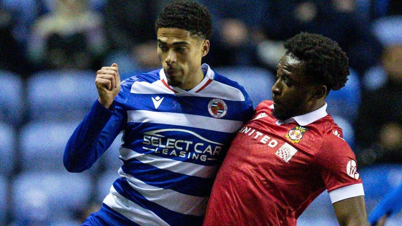 Reading goalscorer Harvey Knibbs holds off Wrexham's Seb Revan