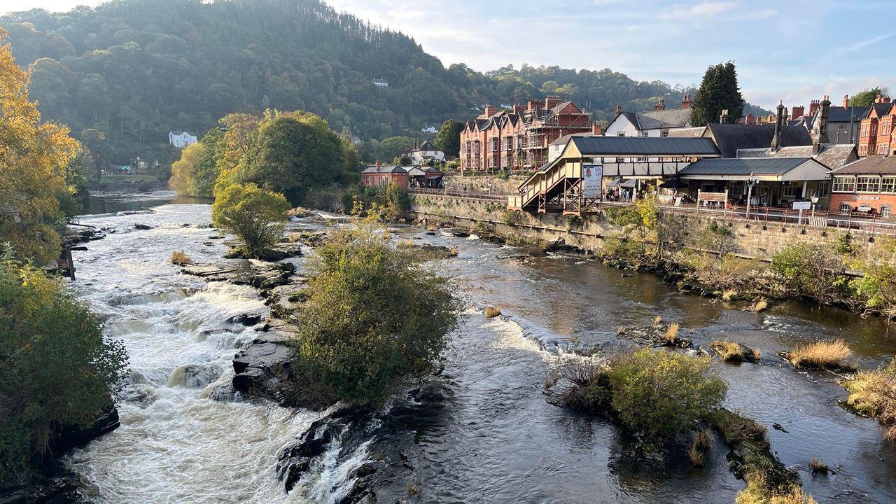 Llun o'r afon Dyfrdwy gyda rhan o dref Llangollen yn y cefndir