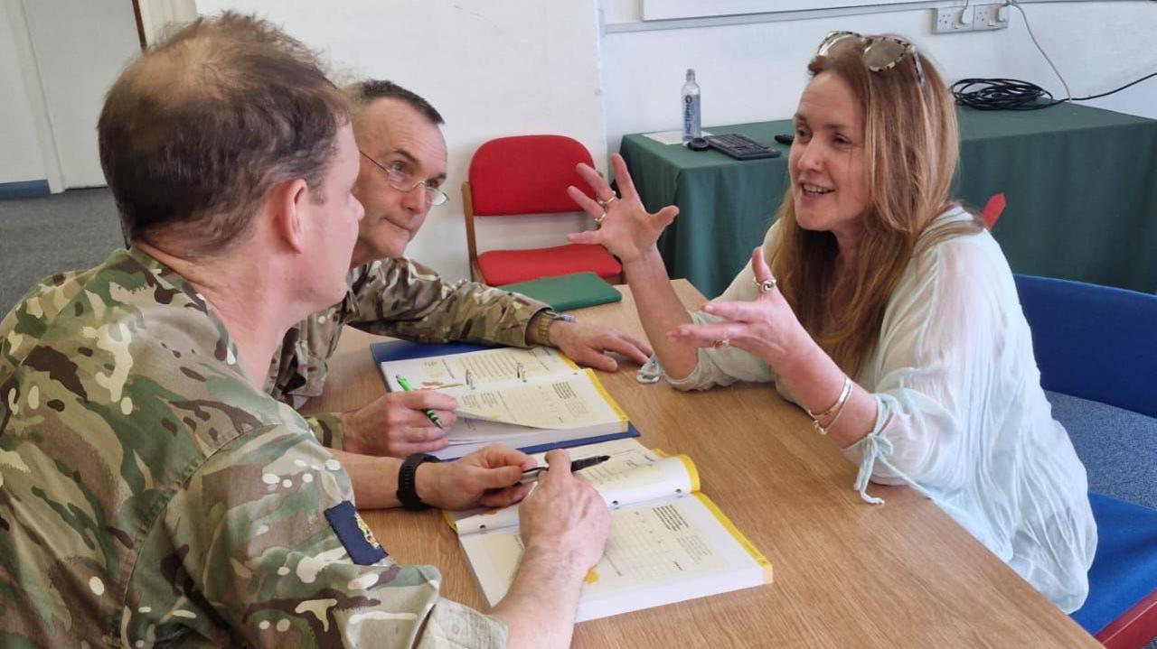 Ruth Lloyd gyda Brigadydd Mark Davis, Commanding Officer y Fyddin yng Nghymru (ei gefn at y camera). Cyrnol Sion Walker, is-arweinydd y Fyddin yng Nghymru. 