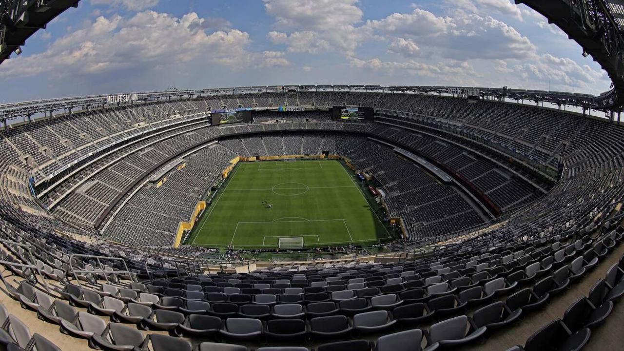 Vista del campo de fútbol del MetLife Stadium en Nueva Jersey, tomada con una lente ojo de pez desde lo alto de las gradas.