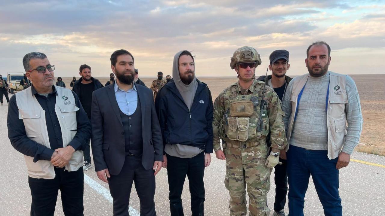 Travis Timmerman alongside Syrians and an American commander near the US garrison at Tanf. 