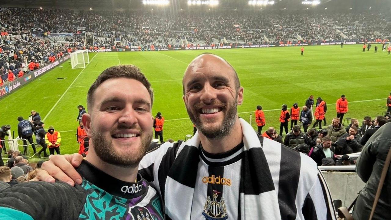 Steffan a'i frawd Carwyn yn St James' Park