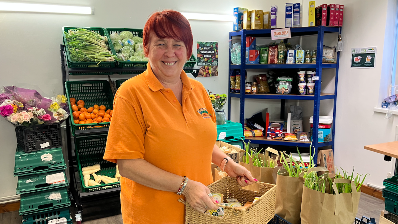 Julia Davies, aelod o staff