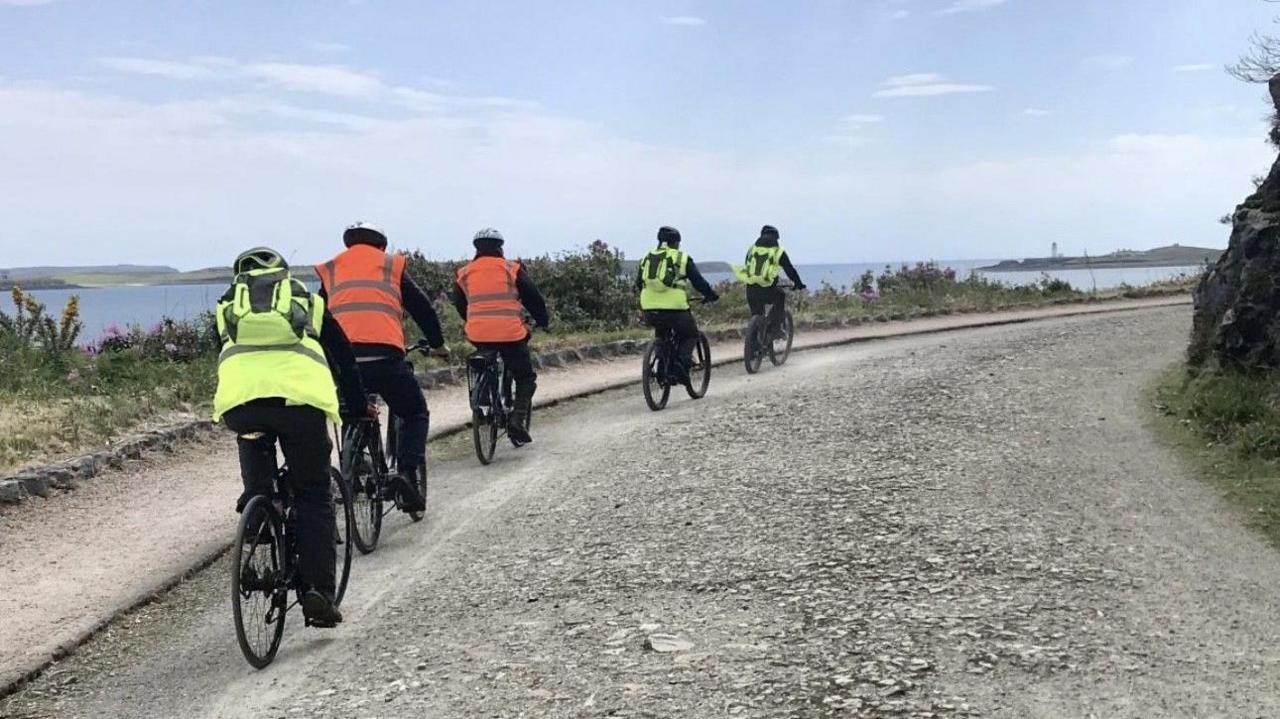 Daoine air rothairean anns a' Ghearraidh Chruaidh