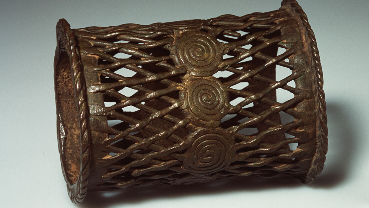 A picture of a armband with a diamond pattern 