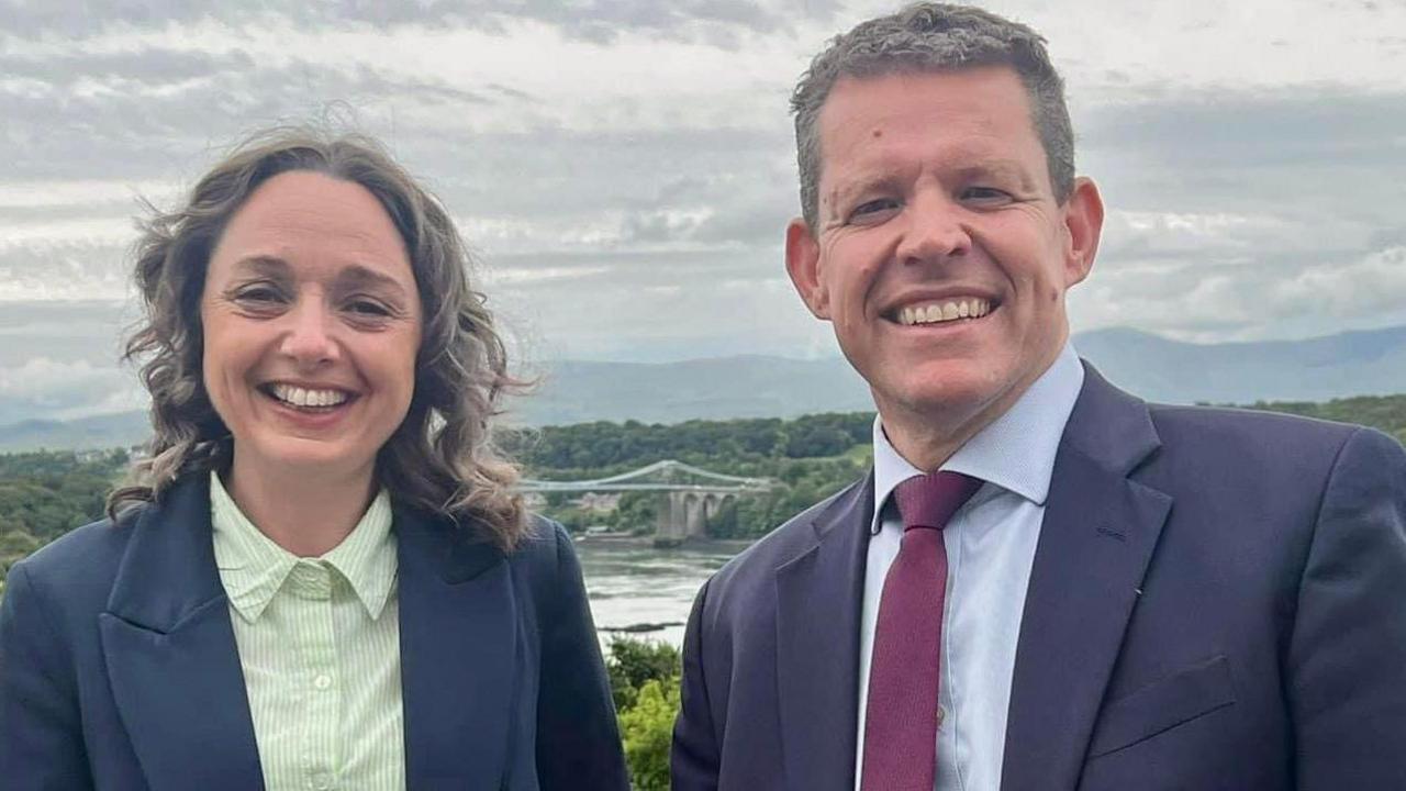 Llinos Medi a Rhun ap Iorwerth ar lannau'r Fenai