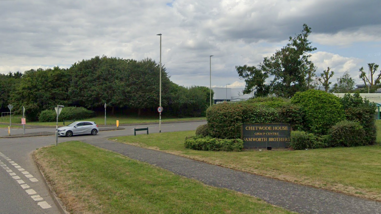 The entrance to Samworth Way with a slate sign for Chetwode House next to a manicured bush on the roadside