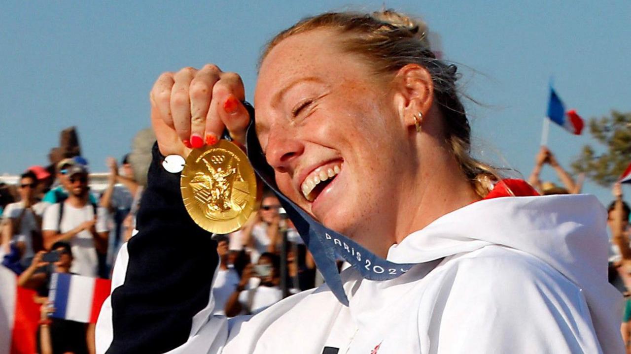 Ellie Aldridge posing with her gold medal at the 2024 Olympics event in Marseille