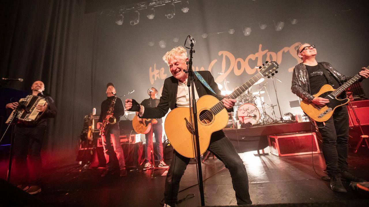 Tha Saw Doctors air an àrd-ùrlar.