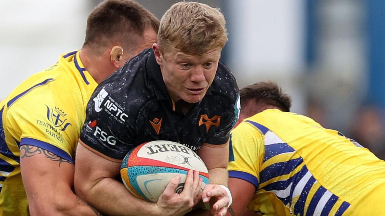 Keiran Williams of Ospreys is tackled by Giampietro Ribaldi and Iacopo Bianchi of Zebre Parma
