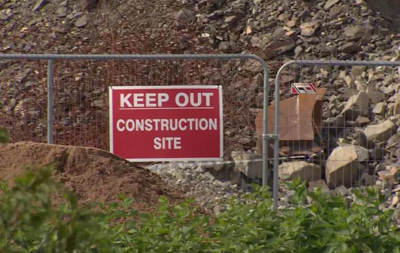 a keep out sign on a fence