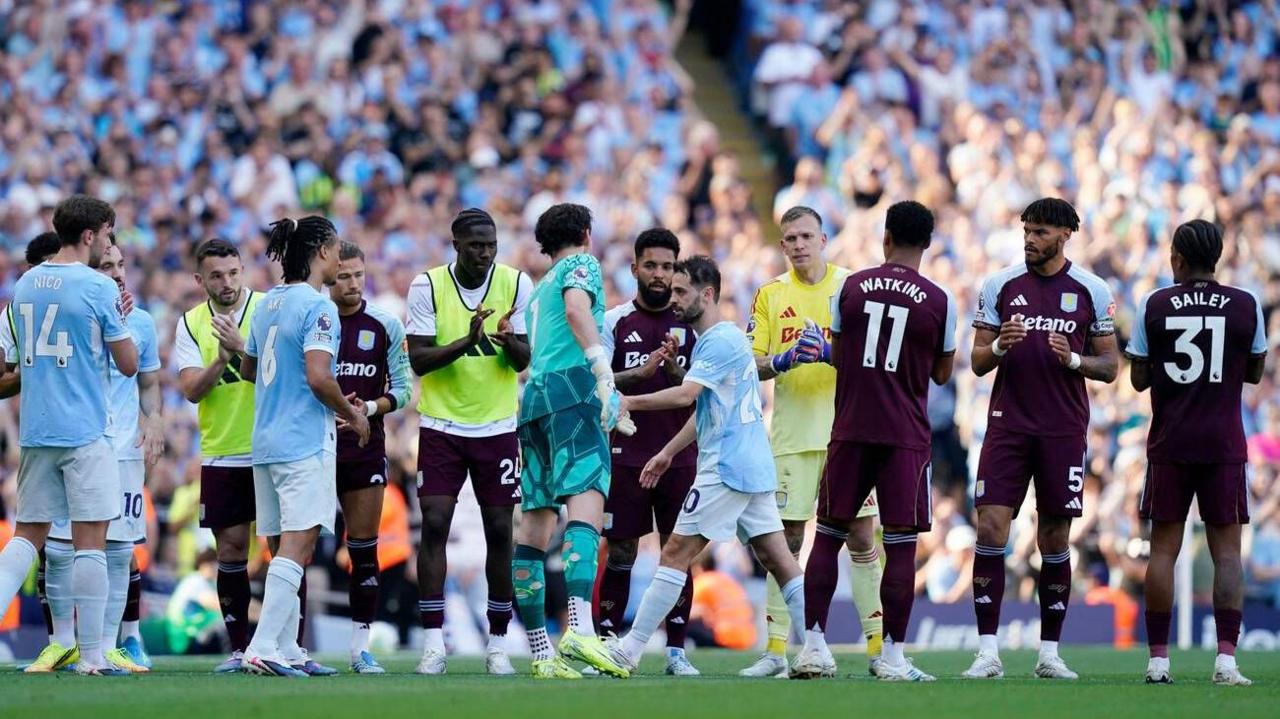 Aston Villla and Manchester City players line the pitch to give Bernardo Silva a guard of honour on his final appearance for City