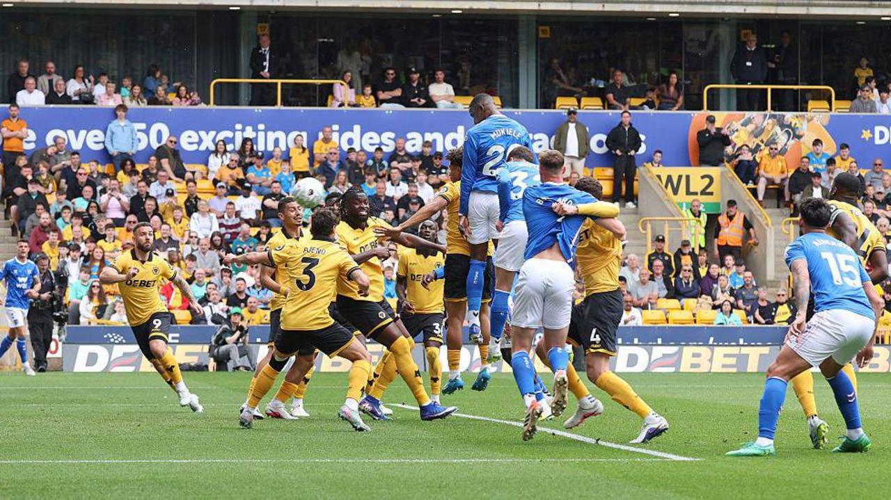 Ballard's hair-pull red card costs Sunderland as Wolves snatch draw — image 3
