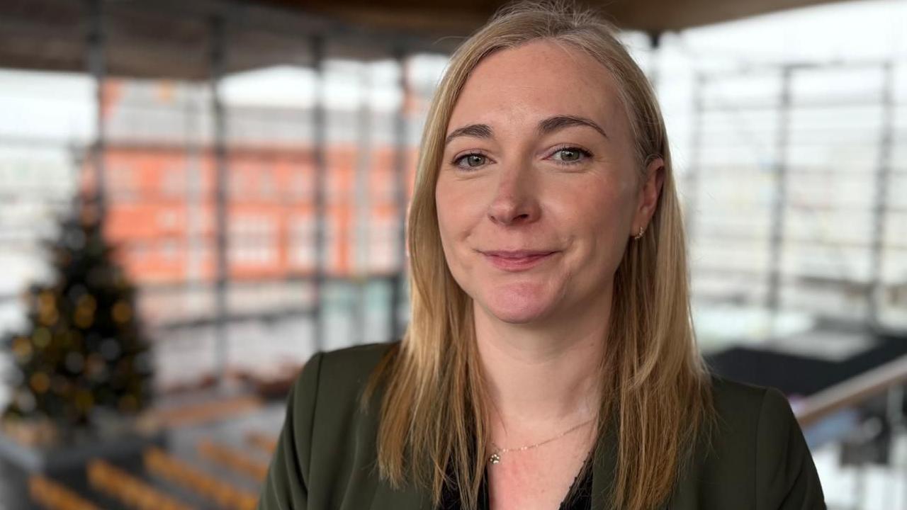 Llun agos o Jess Blair o Gymdeithas Diwygio Etholiadol Cymru yn Senedd Cymru