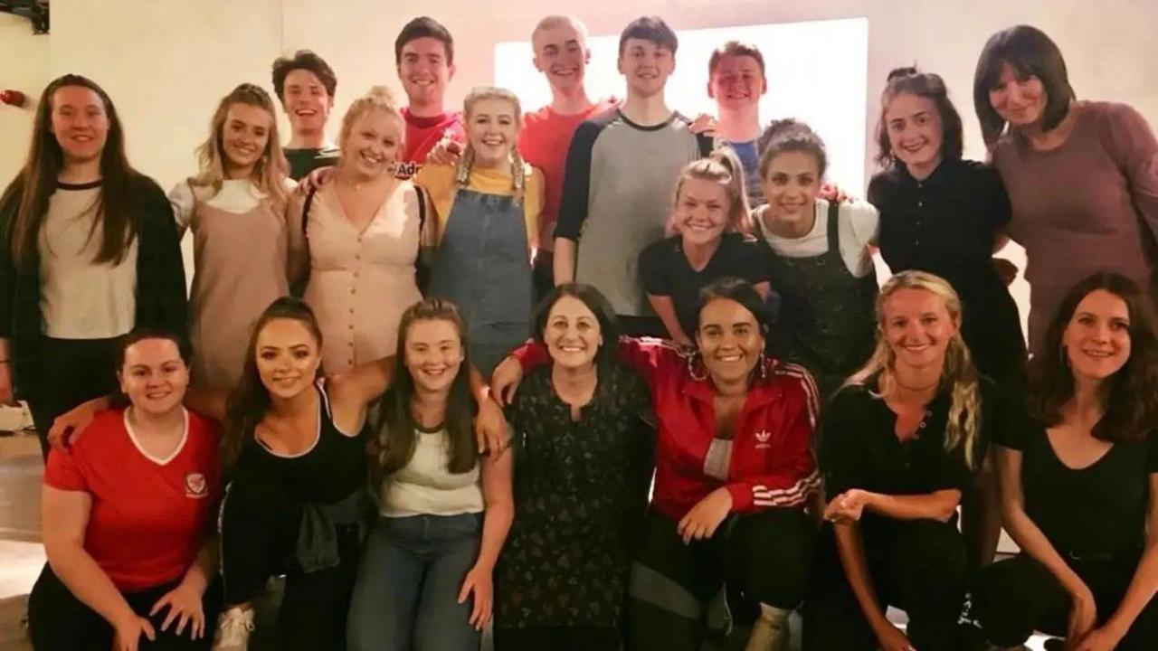 Glain (ail o'r dde yn y cefn) a’i chyd-fyfyrwyr ar y cwrs