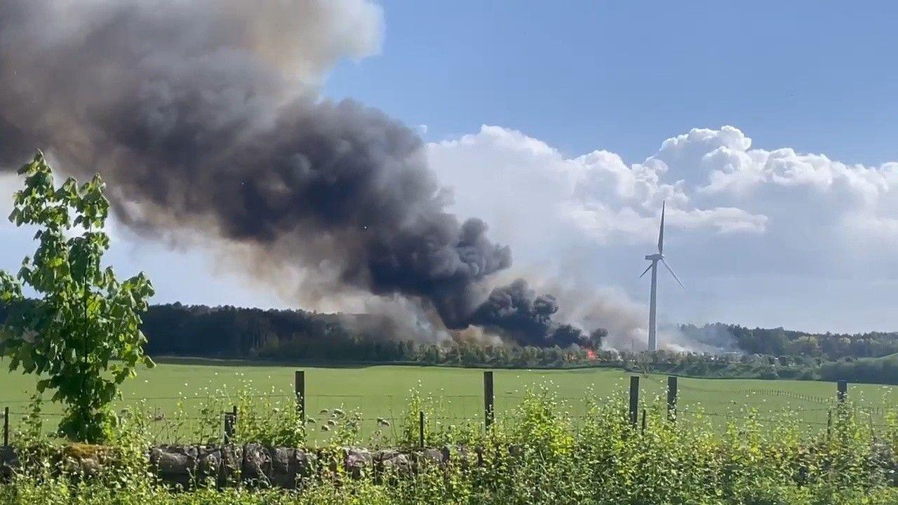 Huge recycling centre fire breaks out in Fife - BBC News