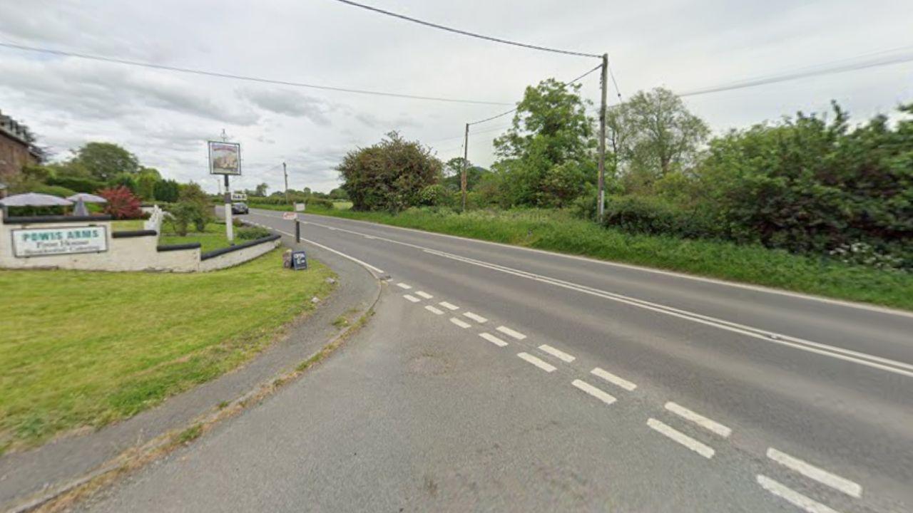 Digwyddodd y gwrthdrawiad ar yr A483 yng Nghei'r Trallwng