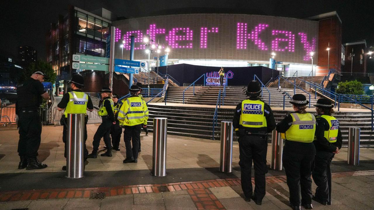 Peter Kay show halted after suspicious bag found; teenager arrested on suspicion of bomb hoax — image 3