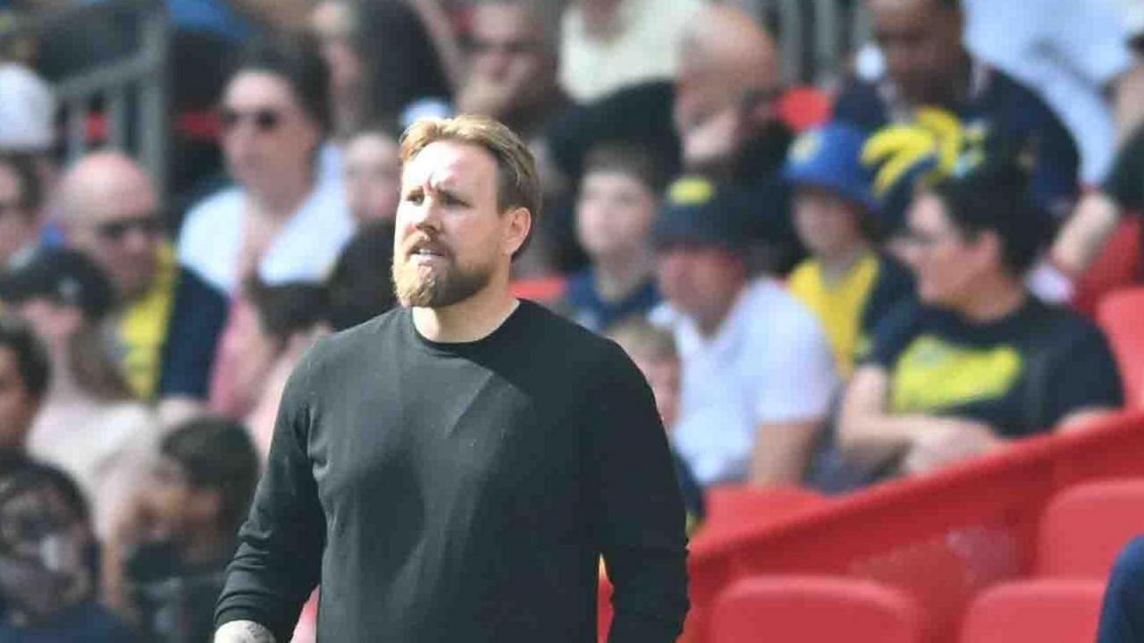 Rob Elliot on the line for Gateshead