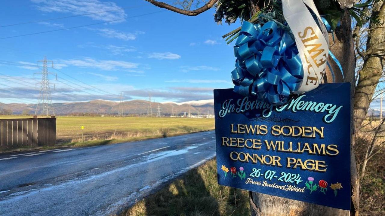 Plac coffa ar ochr ffordd wledig yn Yr Alban yn dilyn gwrthdrawiad yn 2024