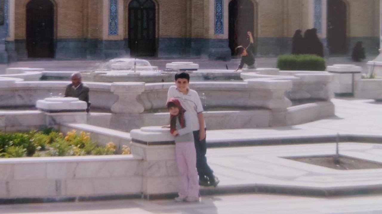 Layla gyda'i brawd yn Iran yn 2004