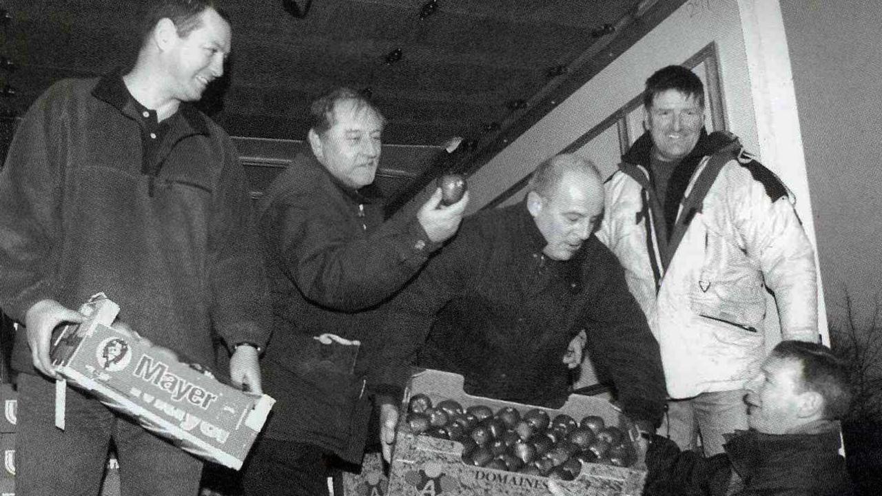 Bwyd yn cyrraedd gan weithwyr marchnad o Lundain, Nadolig 2002