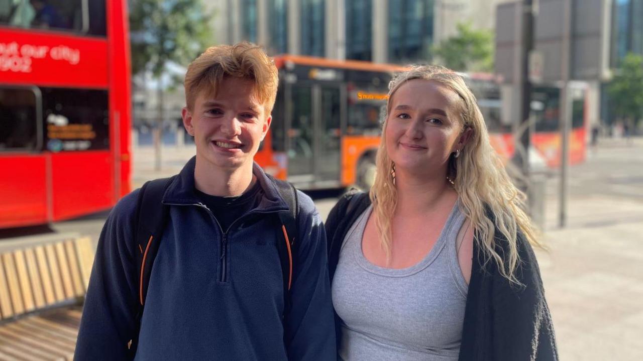 Llun o Ifan Stoddart (L) a Holly Wells