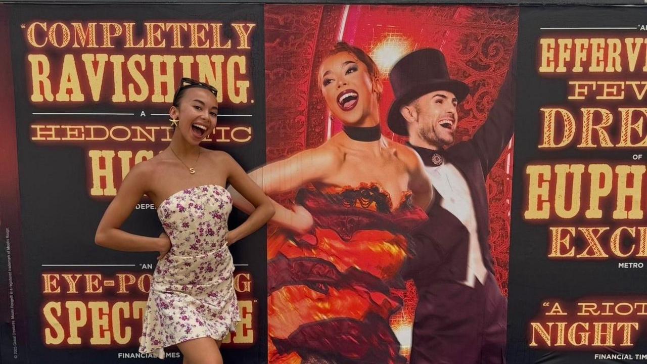 Serenar gyda poster Moulin Rouge