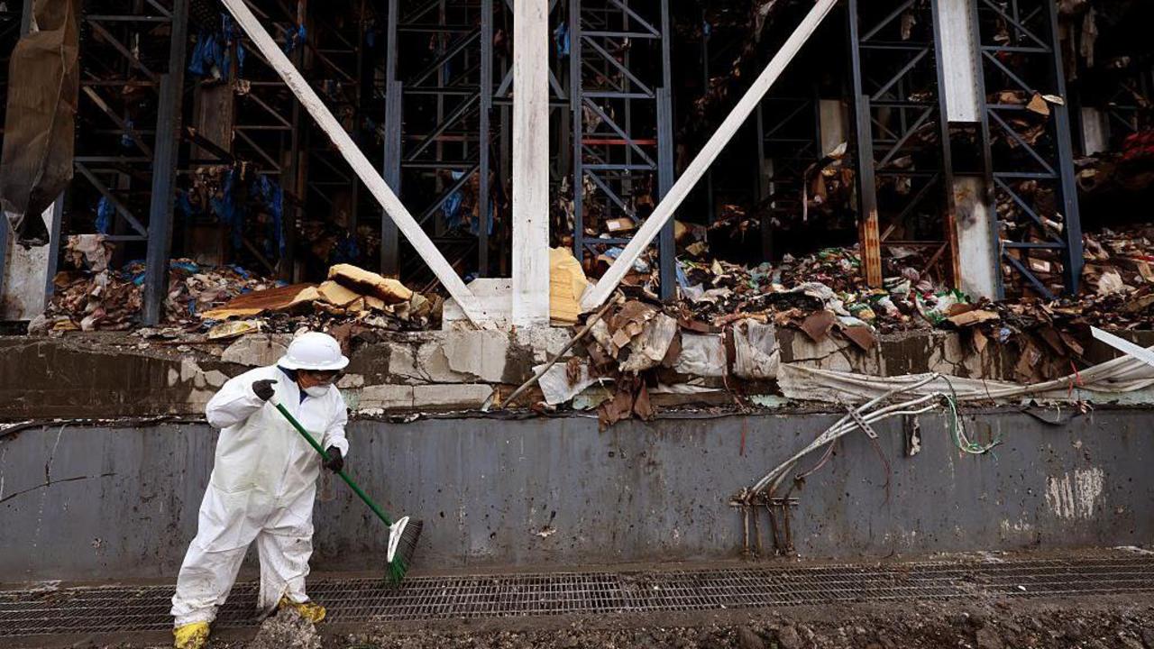 Tonnes of rotting food from vast LA warehouse fire creates unbearable stench — image supplied by BBC News's feed