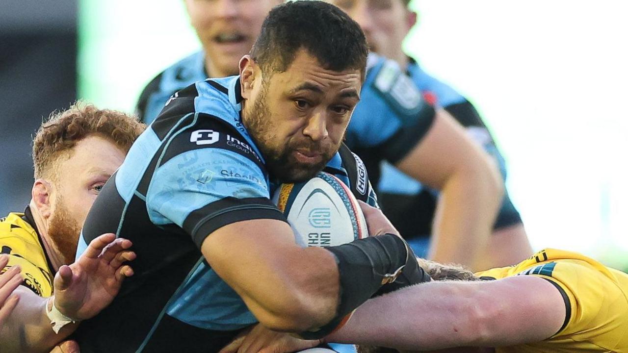 Taulupe Faletau drives forward against Dragons