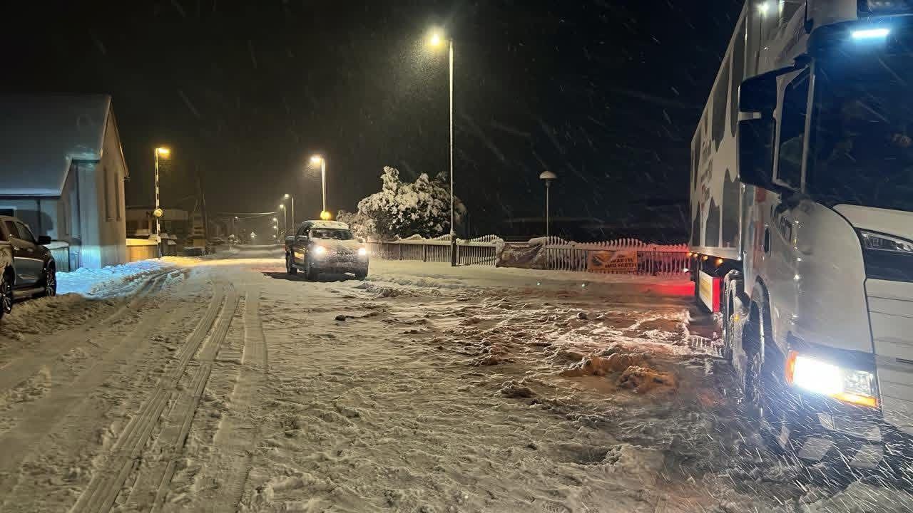 Eira ar ffordd yng Nghrymych