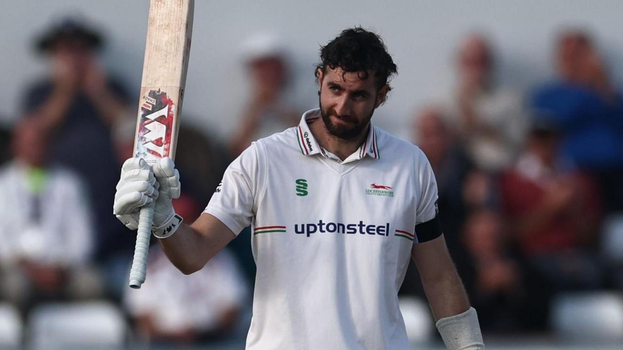 Stephen Eskinazi reaches his 100 for Leicestershire