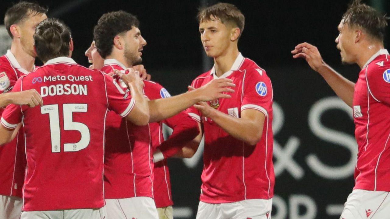 Wrexham players celebrate Nathan broadhead's goal