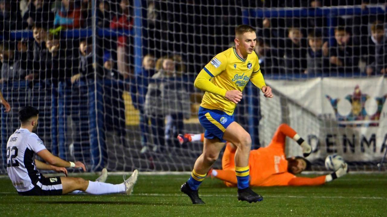 Ben Arthurs scores against Glentoran